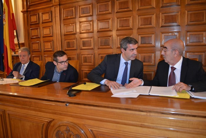 Imagen de Álvaro Gutiérrez y Fernando Muñoz en un momento del pleno celebrado hoy