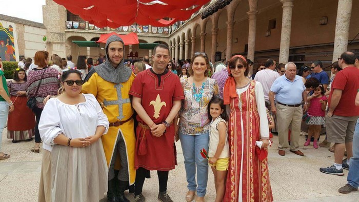 Imagen de M. Ángeles García y Ana María Gómez junto al alcalde de Torrijos