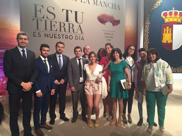 Imagen de Álvaro Gutiérrez con los hermanos Cubelos premiados el Día de la Región
