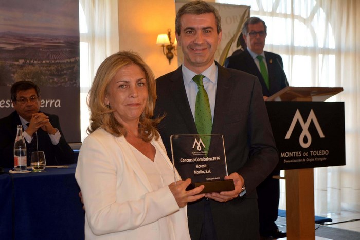 Álvaro Gutiérrez entrega uno de los accésit a Morlin de Nambroca