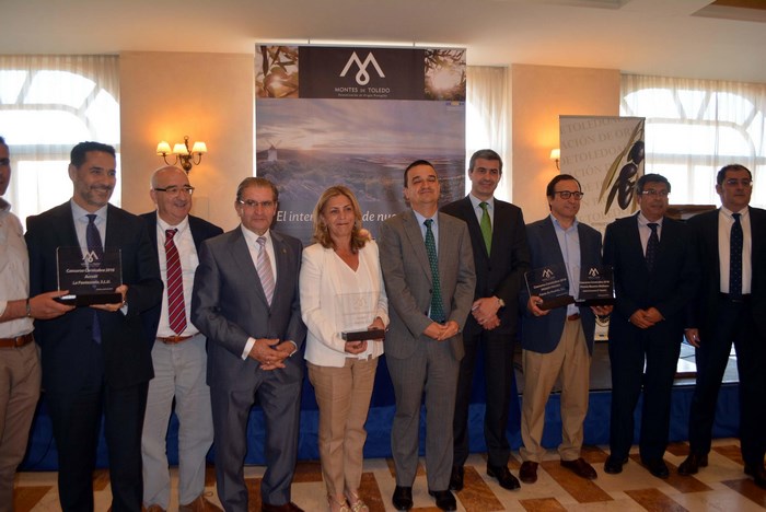 Imagen de Álvaro Gutiérrez junto a los premiados y las autoridades asistentes al acto de entrega de premios