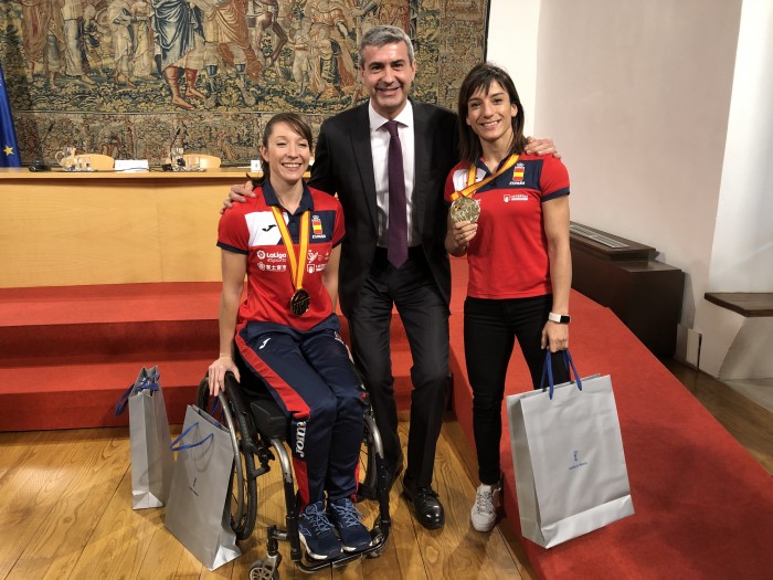 Álvaro Gutiérrez con Sandra Sánchez e Isabel Fernández