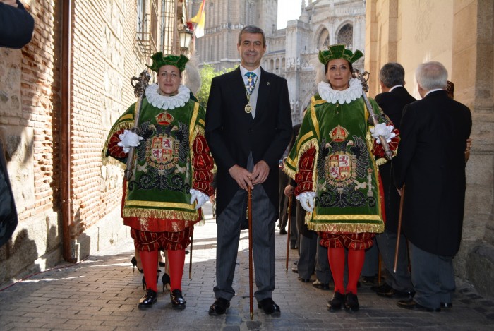 El presidente con las mazeras de la Diputación