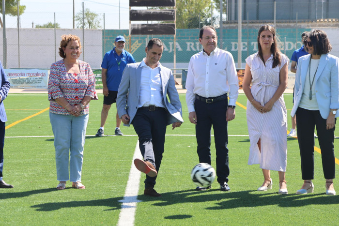 19092026 Cedillo inaugura el campo de fútbol de Madridejos junto al alcalde 4