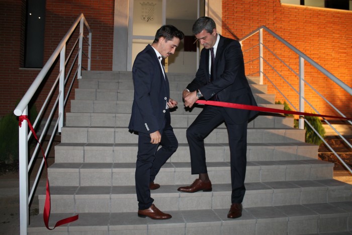 Imagen de Álvaro Gutiérrez y José Antonio Ruiz cortando la cinta inaugural de la nueva Casa de la Cultura