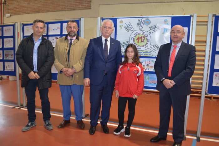 Imagen de Rafael Martín con la niña y el dibujo ganadores