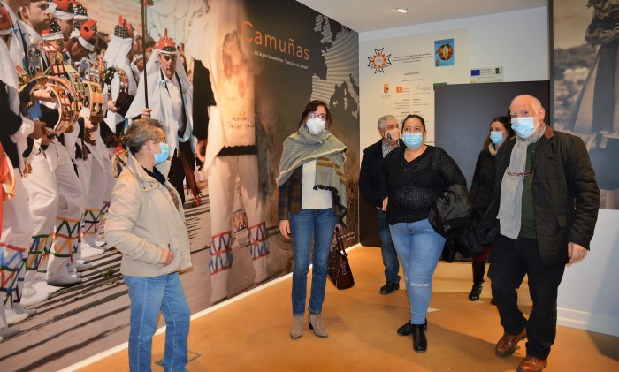 Imagen de Ana Gómez visita el Centro de Interpretación de Pecados y Danzantes de Camuñas