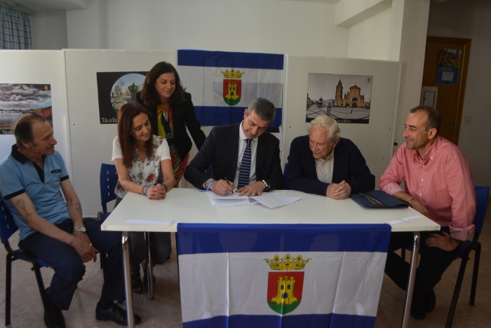 Imagen de Álvaro Gutiérrez firmando el Pacto institucional y social para la recuperación de Talavera y comarca