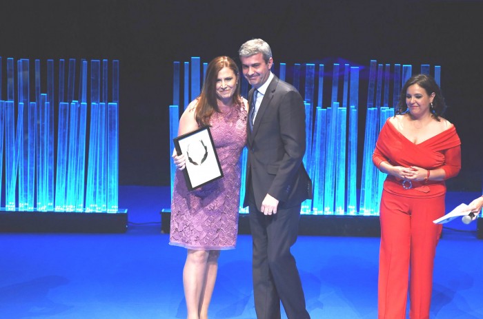 Imagen de Álvaro Gutiérrez entrega el premio a Cebolla