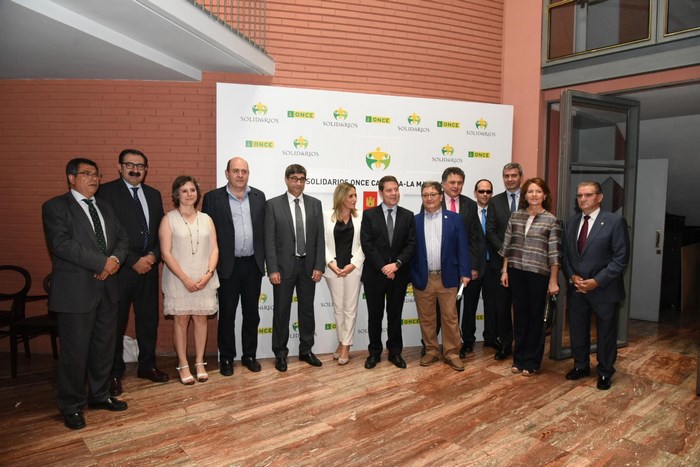 Álvaro Gutiérrez junto al resto de autoridades asistentes a la entrega de Premios Solidarios Once