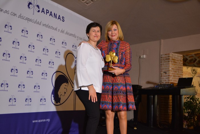 Imagen de María José Gallego recoge el premio de manos de María del Mar Azaña
