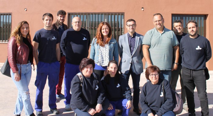 Imagen de Fernando Muñoz con todo el equipo del taller de empleo de Burujón en el edificio que han recuperado