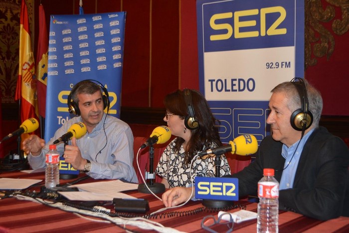 Álvaro Gutiérrez junto a Juncal Roldán y Adolfo González Revenga
