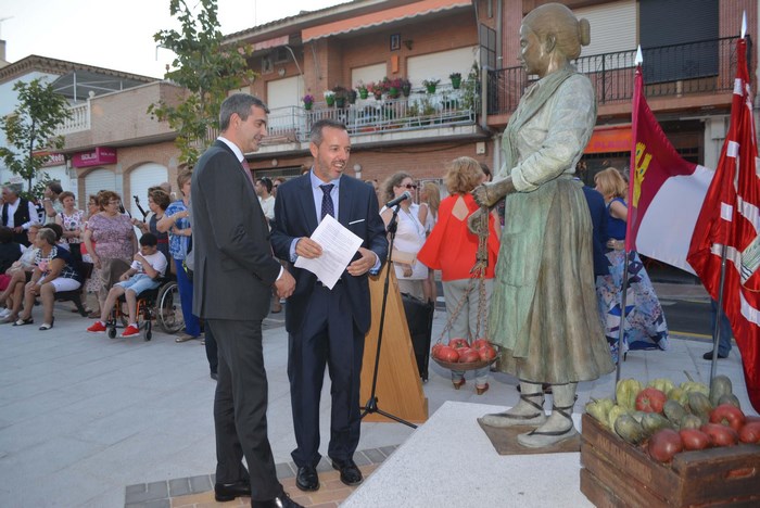 Imagen de Álvaro Gutiérrez y Luis Miguel Martín en la remodelada plaza de las Verduras de Yuncler