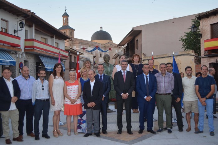 Imagen de Álvaro Gutiérrez con los alcaldes asistentes a la inauguración de la plaza de Yuncler