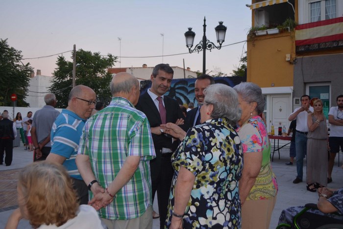 Imagen de Álvaro Gutiérrez charla con vecinos y vecinas en la plaza de la Verduras de Yuncler