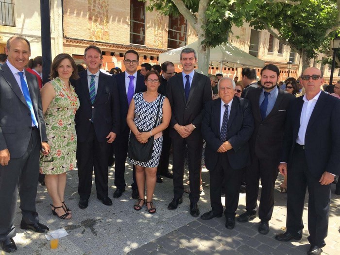 Álvaro Gutiérrez junto al alcalde de Arcicóllar y de otras localidades en las fiestas patronales