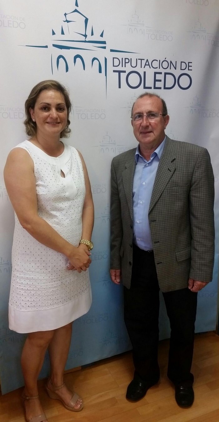 Imagen de María Ángeles García y el delegado en Toledo de la Federción de Fútbol de Castilla-La Mancha