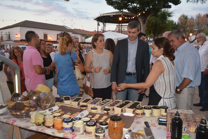 Imagen de Álvaro Gutiérrez inaugura en Escalon la Muestra de Productos Gastronómicos de la provincia de Toledo