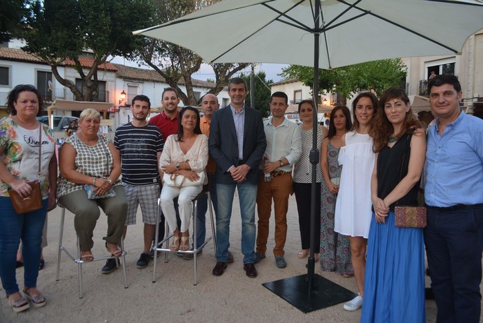 Imagen de Álvaro Gutiérrez con el equipo de turismo de la Diputación que ha organizado la muestra de Escalona
