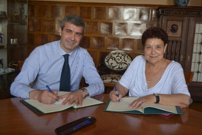 Álvaro Gutiérrez firma con Carmen Fernández el convenio de colaboración con