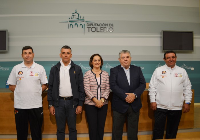 María Ángeles García, con representantes  del tiro al plato y miembros de la selección española