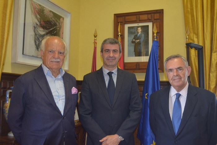 Álvaro Gutiérrez y responsables de la Comunidad de Propietarios de la Plaza de Toros de Toledo