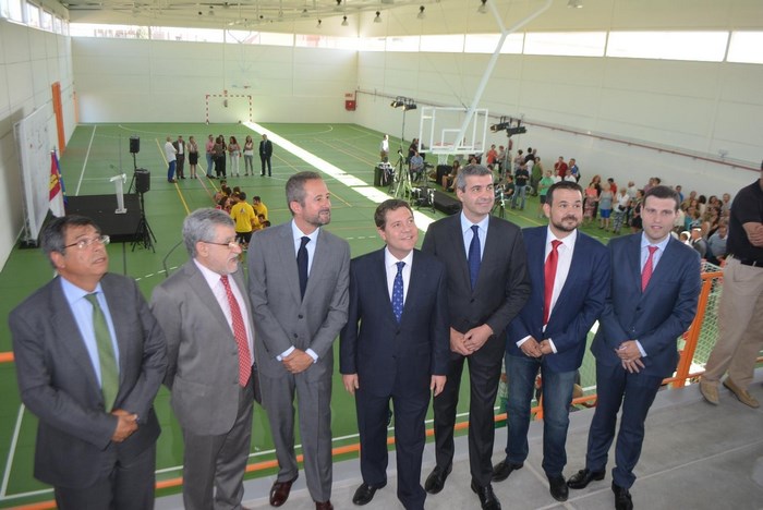 Imagen de Álvaro Gutiérrez en Fuensalida junot al presidente de Castilla-La Mancha y resto de autoridades