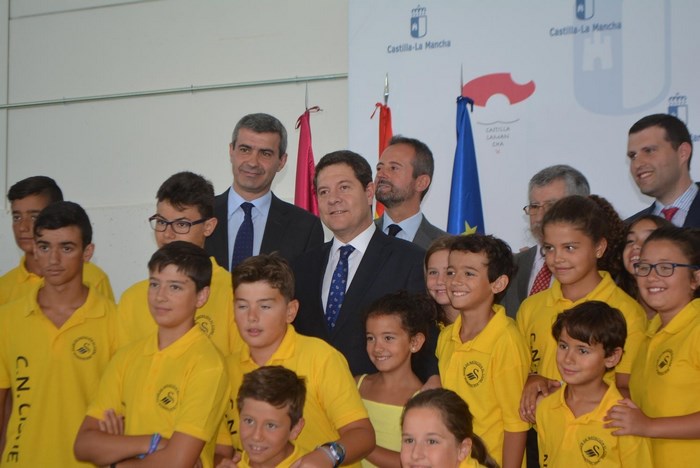 Álvaro Gutiérrez y Emiliano García-Page con los deportistas de Fuensalida