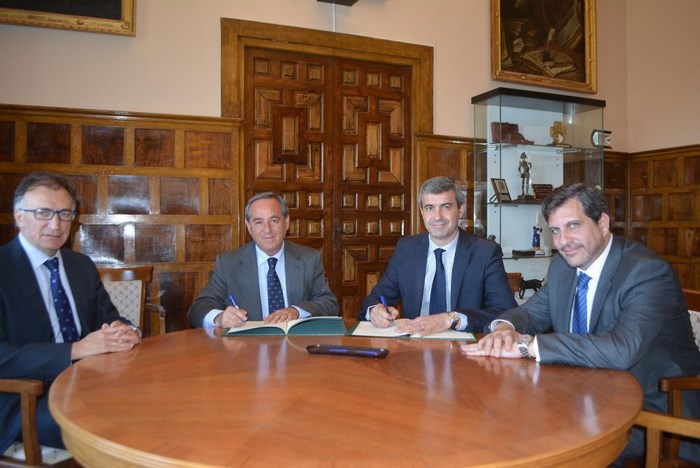 Álvaro Gutiérrez y Ángel Nicolás en la firma del convenio de colaboración