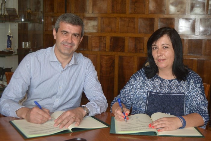 Álvaro Gutiérrez y Elisa Fernández en el momento de la firma del convenio de colaboración