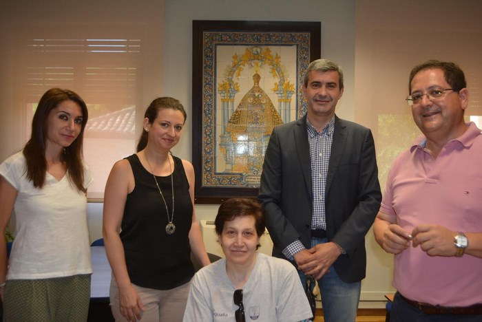 Imagen de Álvaro Gutiérrez y Tomás Villarrubia con las responsables de la asociación ATAEM de Talavera