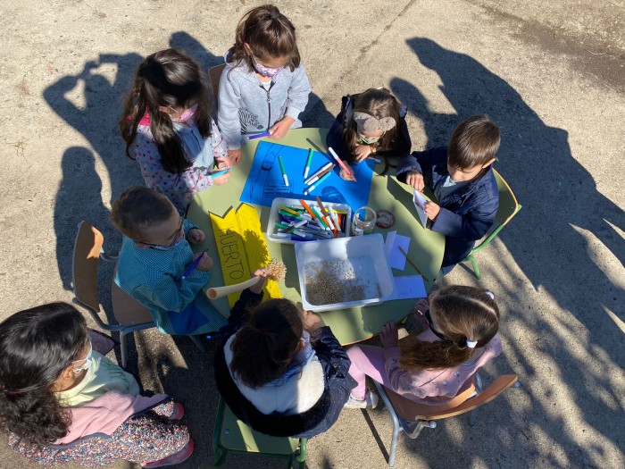 Imagen de Escolares preparando el libro viajero