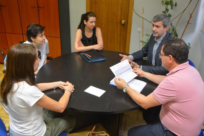 Álvaro Gutiérrez durante a reunión con ATAEM y Tomás Villarrubia