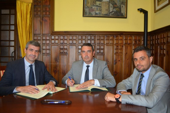 Álvaro Gutiérrez en la firma del convenio con la Agrupación de Empresarios de la Construcción