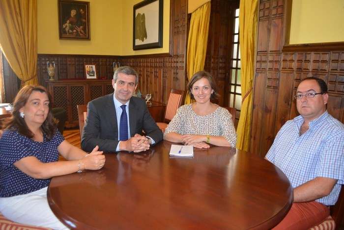 Álvaro Gutiérrez y la alcaldesa de Camarena, Rosario García Saco