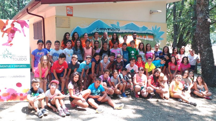 Imagen de María Ángeles García con los participantes y monitores del campamento de El Piélago