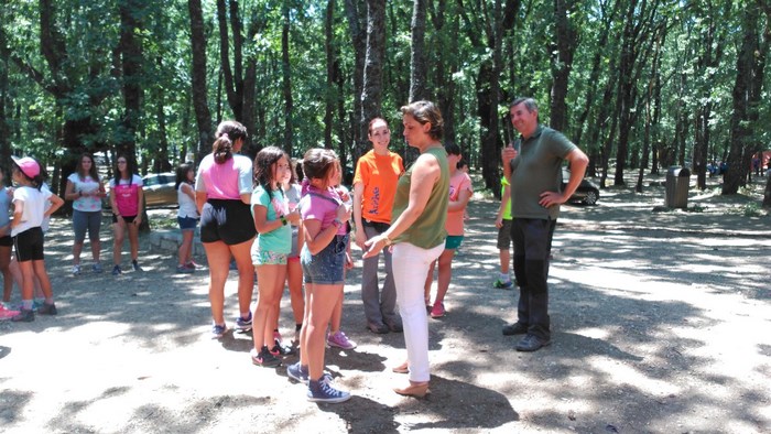 Imagen de María Ángeles García charlando con los chicos y chicas del campamento de El Piélago