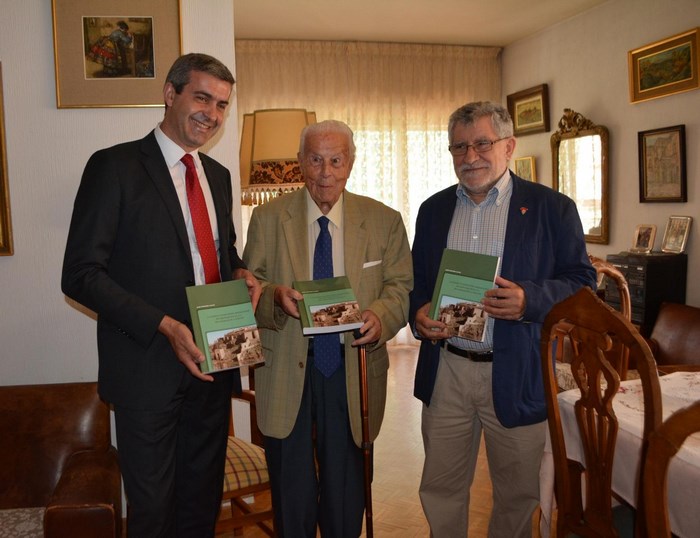 Imagen de Entrega libro a José Miranda