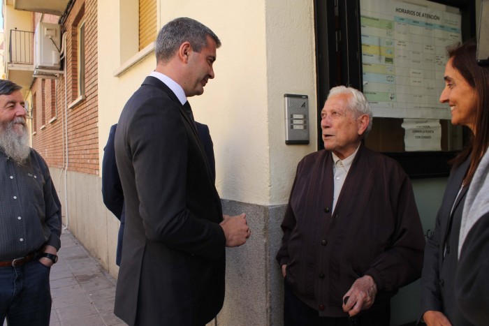 Imagen de Álvaro Gutiérrez saluda a Aurelio de León