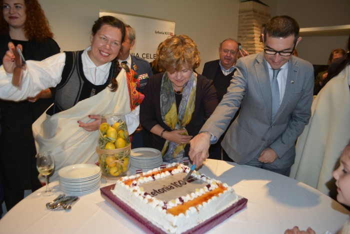 El vicepresidente y la embajadora cortando la tarta conmemorativa