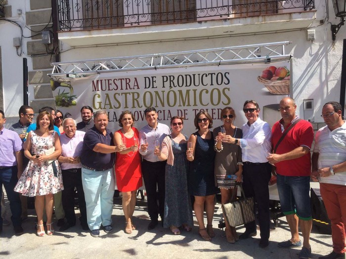Imagen de María Ángeles García junto a los responsables que visitaron la muestra gastronómica de Méntrida