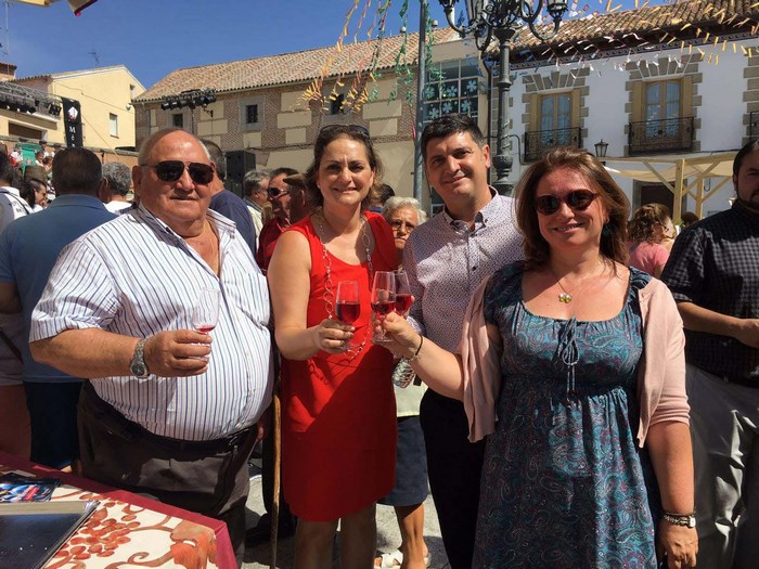 Imagen de La vicepresidenta con el alcalde de Méntrida, la directora general de Agricultura y el presidente de