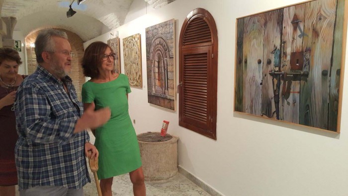 Imagen de Ana Gómez visitando la muestra 