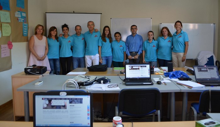 Imagen de Fernando Muñoz junto a alumnos y profesores del Taller de Empleo en Toledo