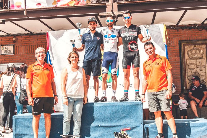 Imagen de María Ángeles García con los ganadores de la Sacacorchos Bike Moraton de mountain bike de Pantoja