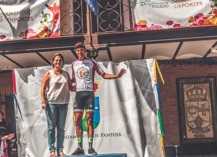 Imagen de La vicepresidenta con el líder del Open de Castilla-La Mancha de maratón, Yago Sardina