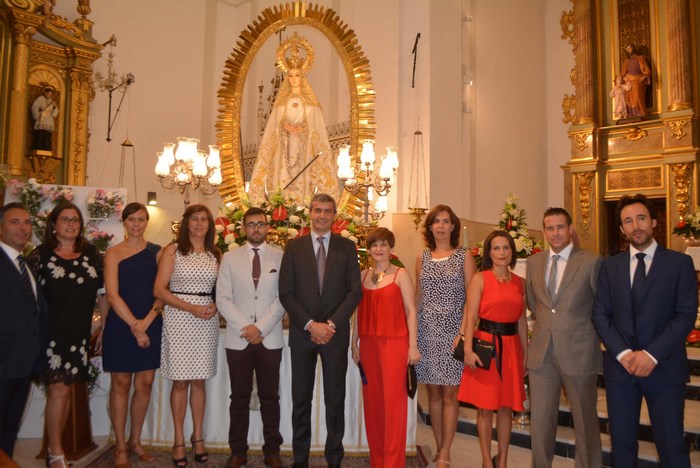 Imagen de Álvaro Gutiérrez y la corporación municipal de Yeles junto a Nuestra Señora de la Natividad