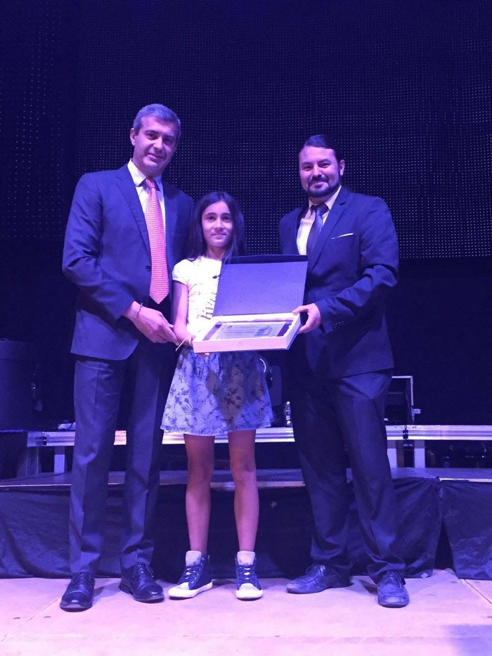 Imagen de Álvaro Gutiérrez y Luis Vicente Arellano entregando la placa a la joven deportista Alejandra Frías