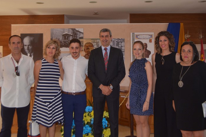 Imagen de Álvaro Gutiérrez con el alcalde de Noez y las organizadoras de la exposición de Ruiz de Luna